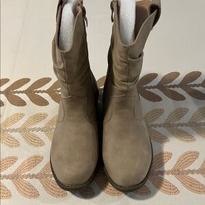 Applies Girls Cowgirl Boots ( little girl/ big kid ). Size 3
